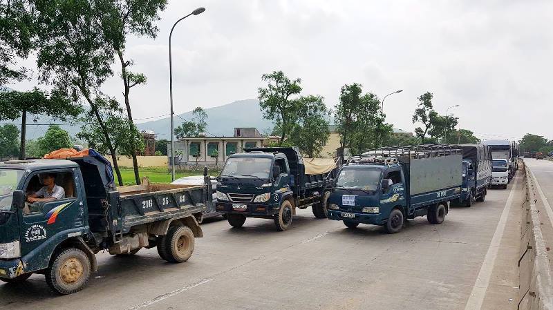 Xã hội - Sau Bến Thủy, người dân tập trung tại Cầu Rác yêu cầu giảm phí BOT (Hình 2).