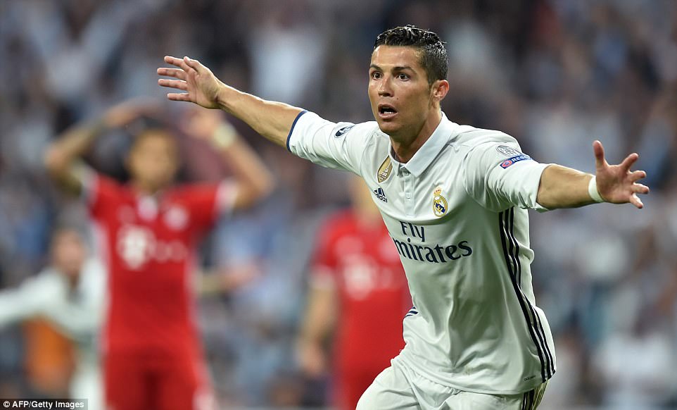 B&oacute;ng đ&aacute; Quốc tế - Ronaldo lập c&uacute; đ&uacute;p việt vị, Real hạ Bayern trong tranh c&atilde;i