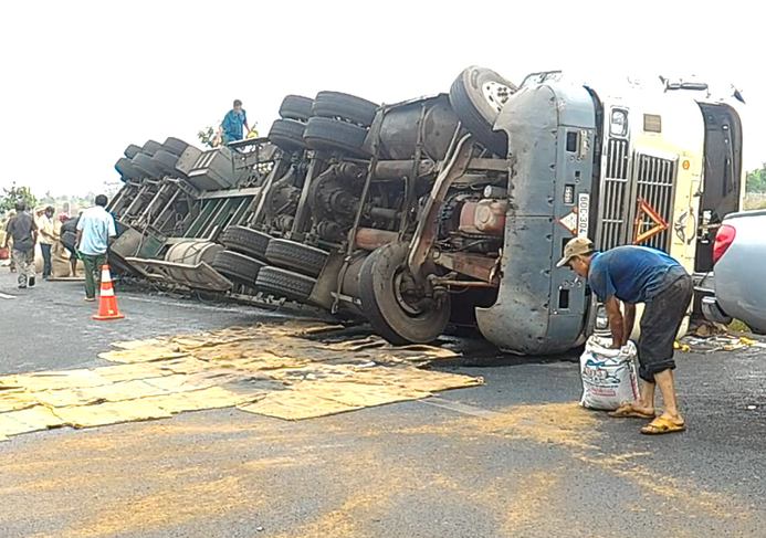 Tin nhanh - Xe container lật nhào trên cao tốc, 10 tấn cà phê đổ tràn ra đường