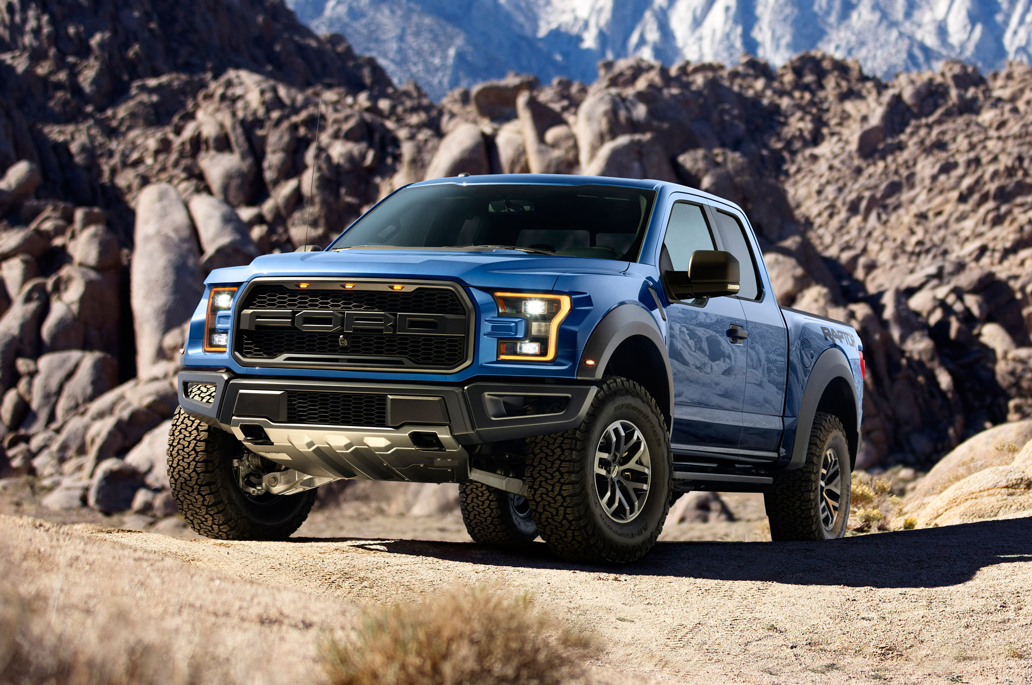 Thị trường - Ford F-150 Raptor 2017 mới về Việt Nam có gì đặc biệt?