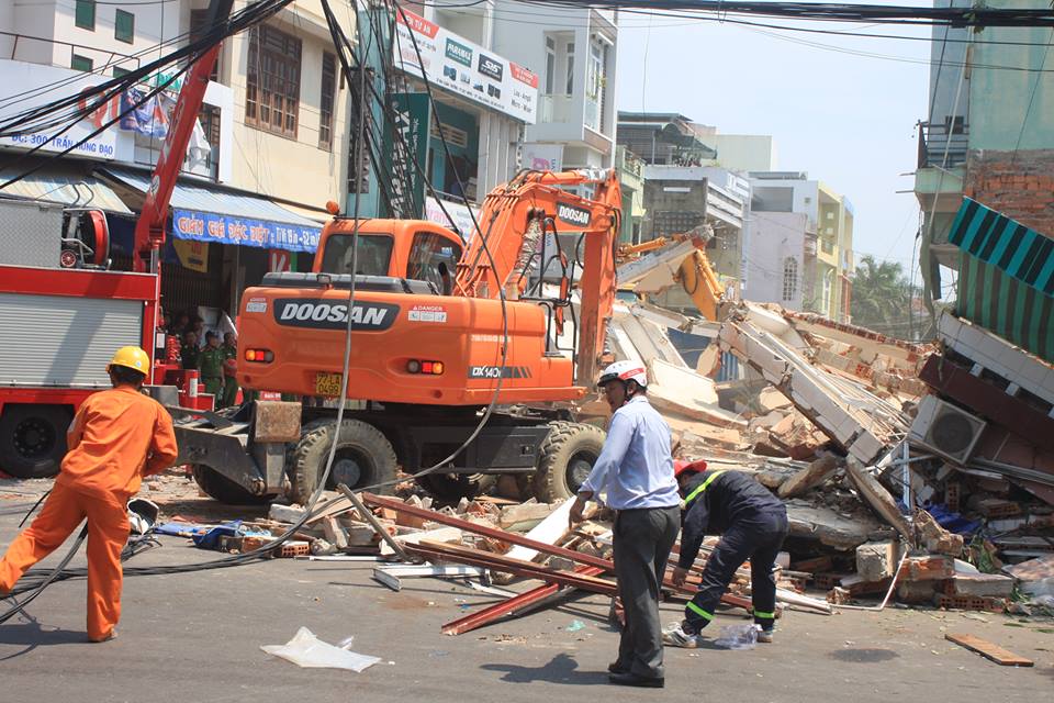 Tin nhanh - Bình Định: Sập nhà ở trung tâm TP.Quy Nhơn, ít nhất 1 người chết (Hình 2).