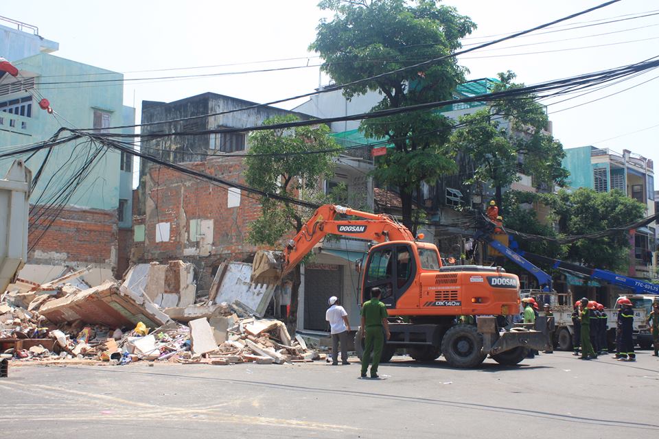 Tin nhanh - Bình Định: Sập nhà ở trung tâm TP.Quy Nhơn, ít nhất 1 người chết (Hình 6).