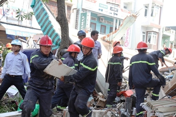 Tin nhanh - Bình Định: Sập nhà ở trung tâm TP.Quy Nhơn, ít nhất 1 người chết