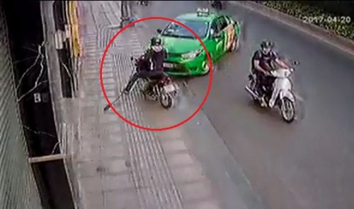 An ninh - Hình sự - Clip: Tài xế taxi phi xe lên vỉa hè, tông gục tên cướp túi xách (Hình 2).