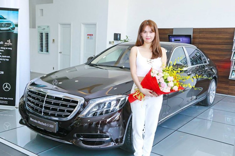 Thú chơi - Ngắm Ngọc Trinh 'toả nắng' bên chiếc Mercedes-Maybach S500  (Hình 2).