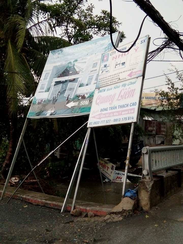 Tin nhanh - Mưa kèm lốc xoáy trái mùa 'quật đổ' cây, cuốn bay nhiều biển hiệu (Hình 4).