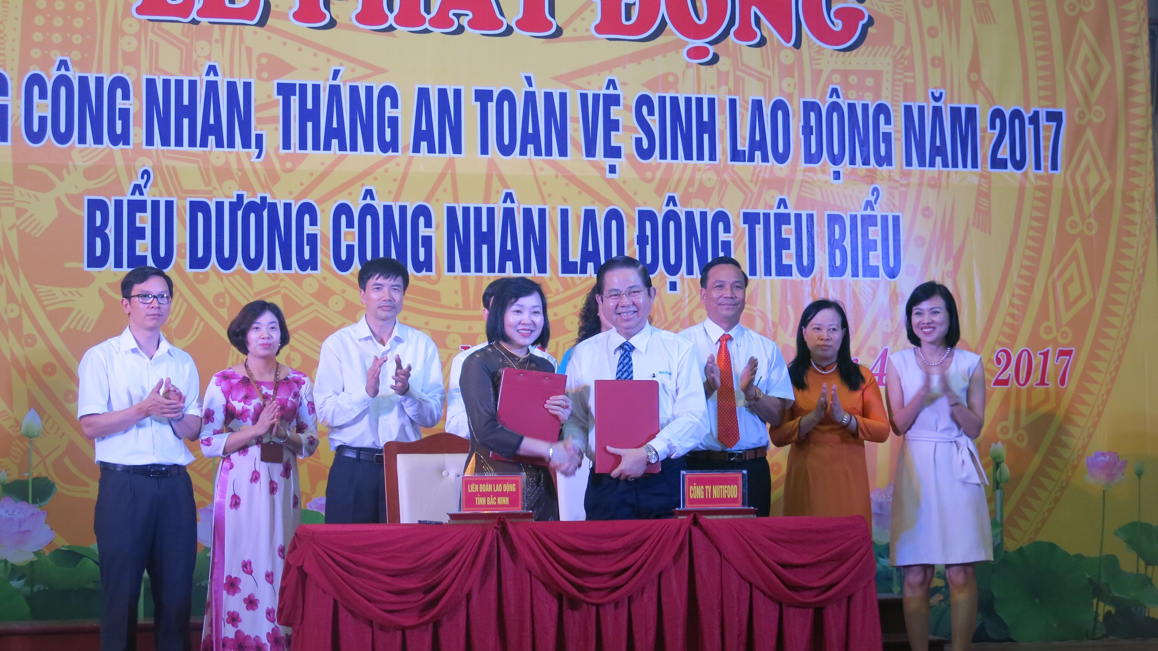 Tiêu dùng & Dư luận - NutiFood bán hàng giảm giá, tặng học bổng cho con công nhân Bắc Ninh (Hình 3).