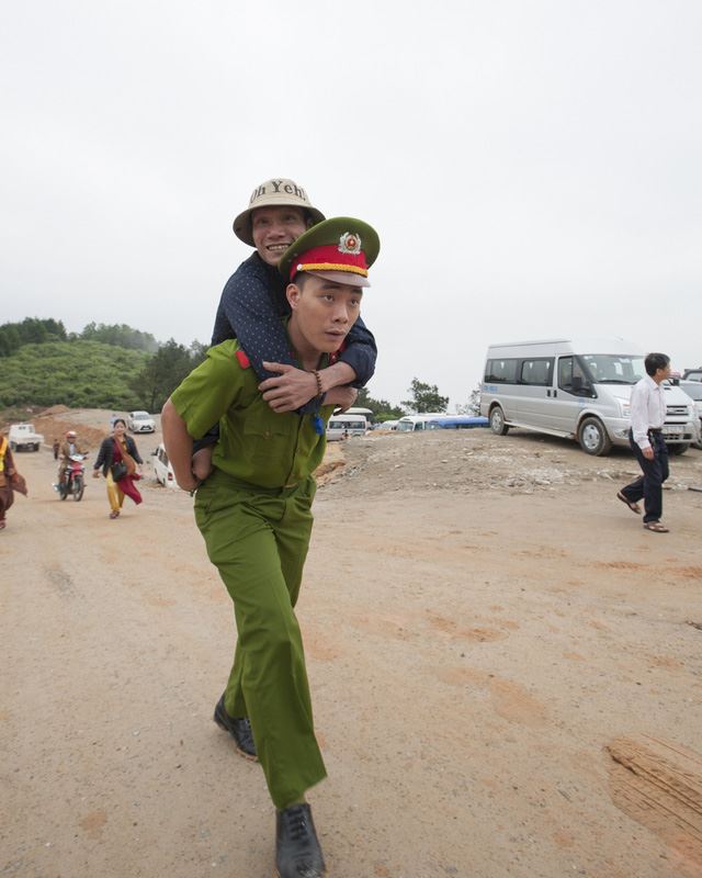 Dậy sóng mạng - Cộng đồng mạng khen ngợi chiến sỹ công an cõng người tàn tật lên núi (Hình 2).