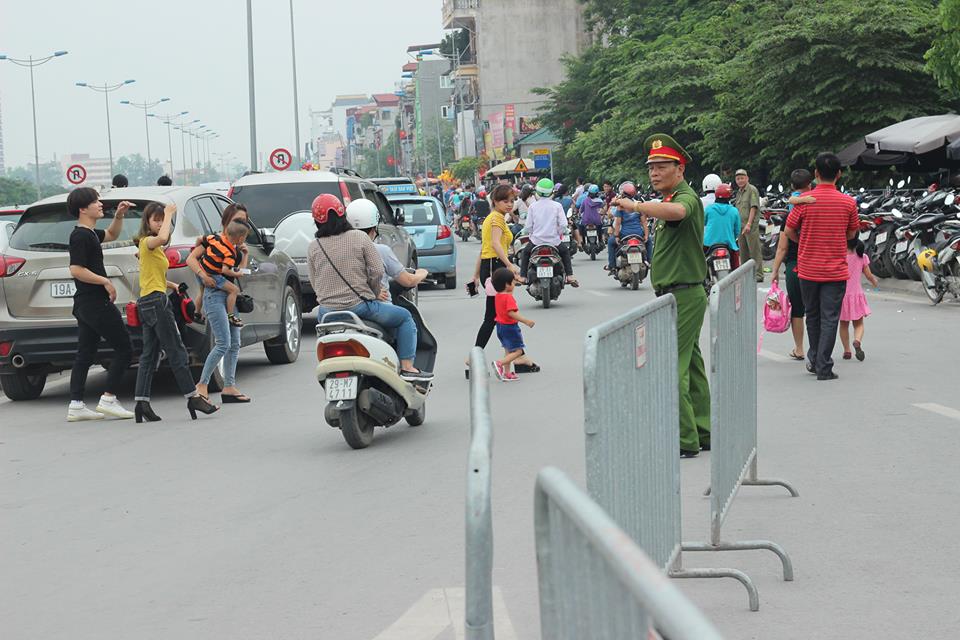 Xã hội - Hà Nội: Các công viên chật kín người trong ngày nghỉ lễ 30/4 (Hình 9).