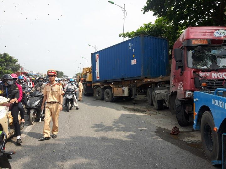 Xã hội - Hà Nội: Container nổ lốp tông sập nhà dân, nhiều người thoát chết (Hình 2).