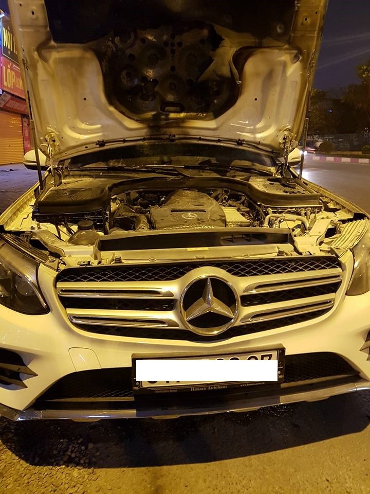 Thị trường - Mercedes-Benz GLC 300 đầu tiên cháy ở Hà Nội, nghi do lỗi cầu chì? (Hình 5).