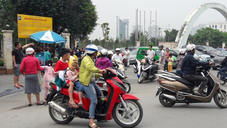 Xã hội - Hà Nội: Công viên chật kín người ngày nghỉ lễ Giỗ tổ Hùng Vương (Hình 16).