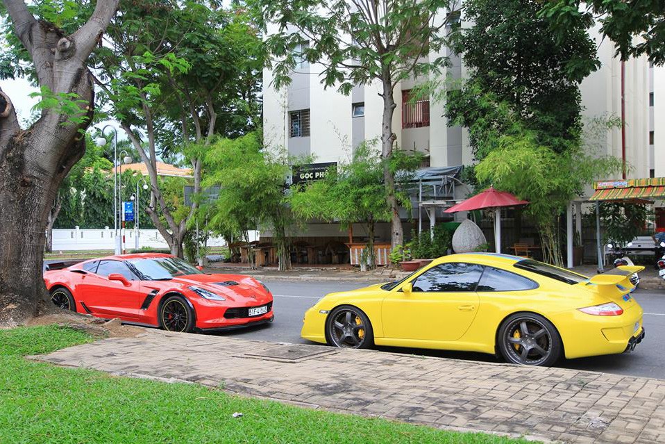 Thú chơi - Bắt gặp cặp đôi Porsche 911 'hẹn hò' với Chevrolet Corvette Z06  (Hình 2).