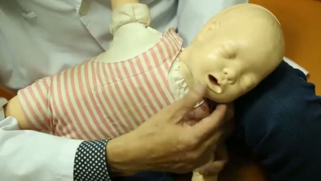 Tư vấn - C&aacute;ch xử l&yacute; nhanh khi trẻ bị co giật do sốt cao