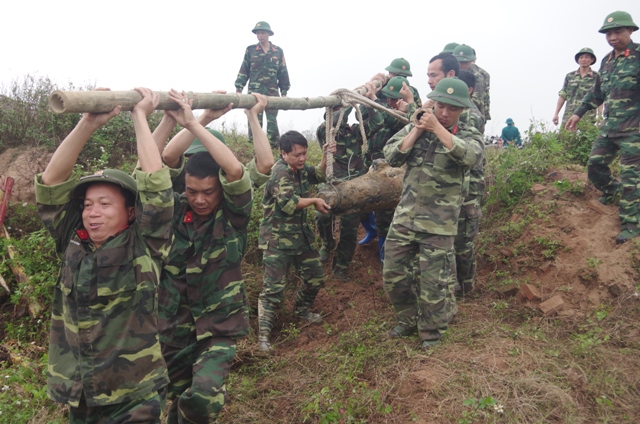 Tin nhanh - Hải Dương: Đào móng nhà, phát hiện bom nặng 250kg