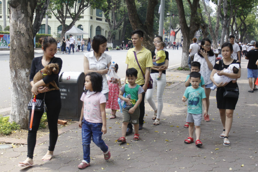 Gia đình - Nghỉ lễ 30/4-1/5: Phố đi bộ, khu vui chơi tại HN 'nêm chặt người' (Hình 2).