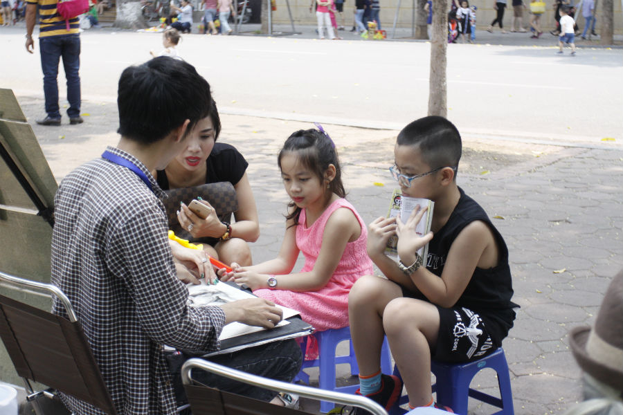 Gia đình - Nghỉ lễ 30/4-1/5: Phố đi bộ, khu vui chơi tại HN 'nêm chặt người' (Hình 16).