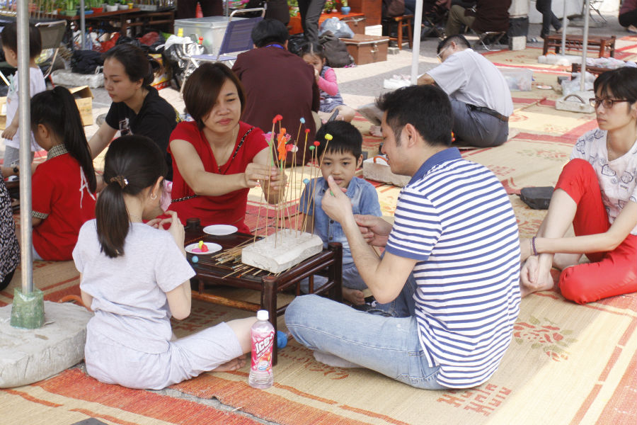 Gia đình - Nghỉ lễ 30/4-1/5: Phố đi bộ, khu vui chơi tại HN 'nêm chặt người' (Hình 24).