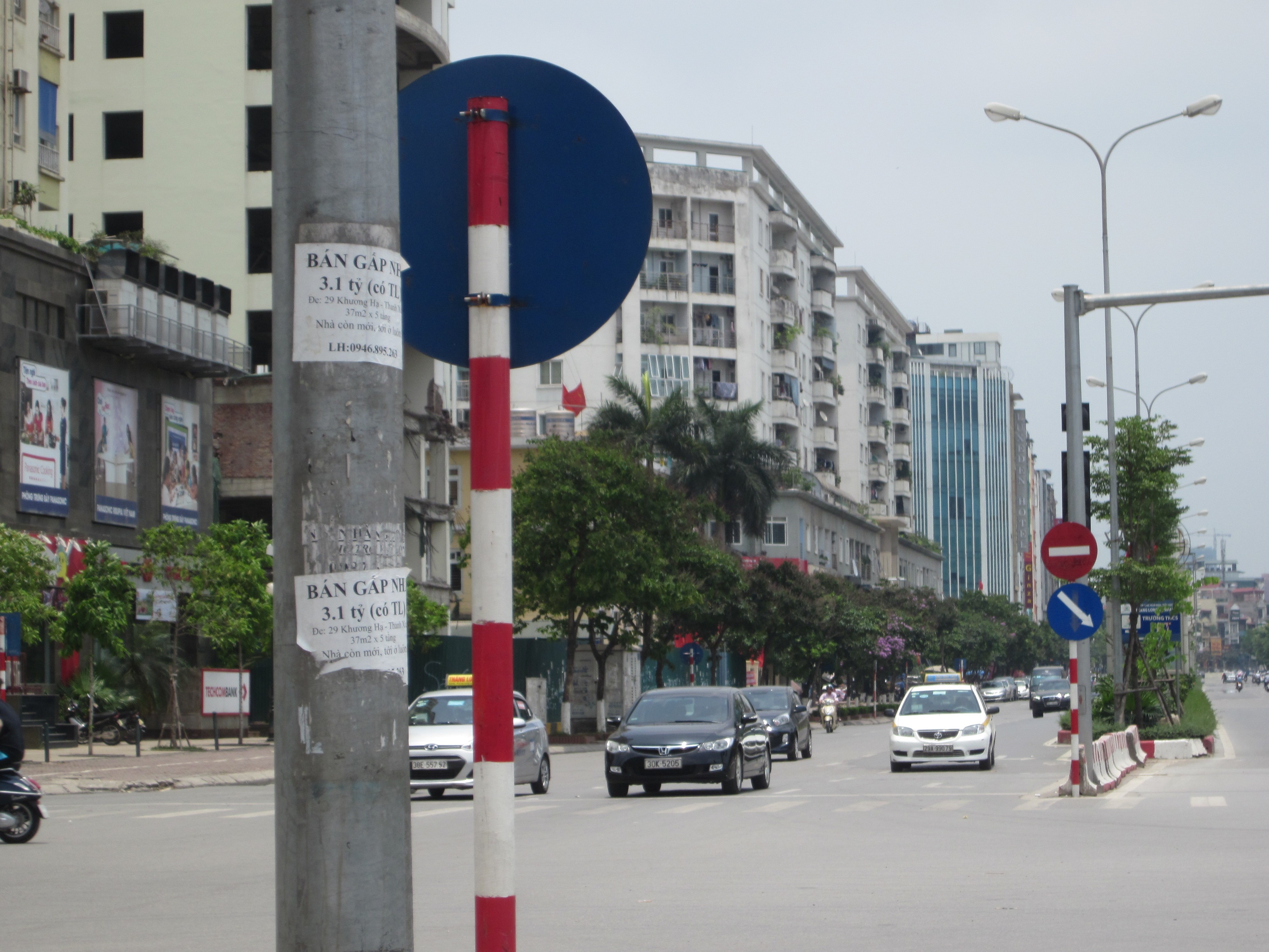 Xã hội - Sắp phạt ‘khủng’, cột điện, cây xanh vẫn ‘gánh’ nhan nhản quảng cáo (Hình 2).