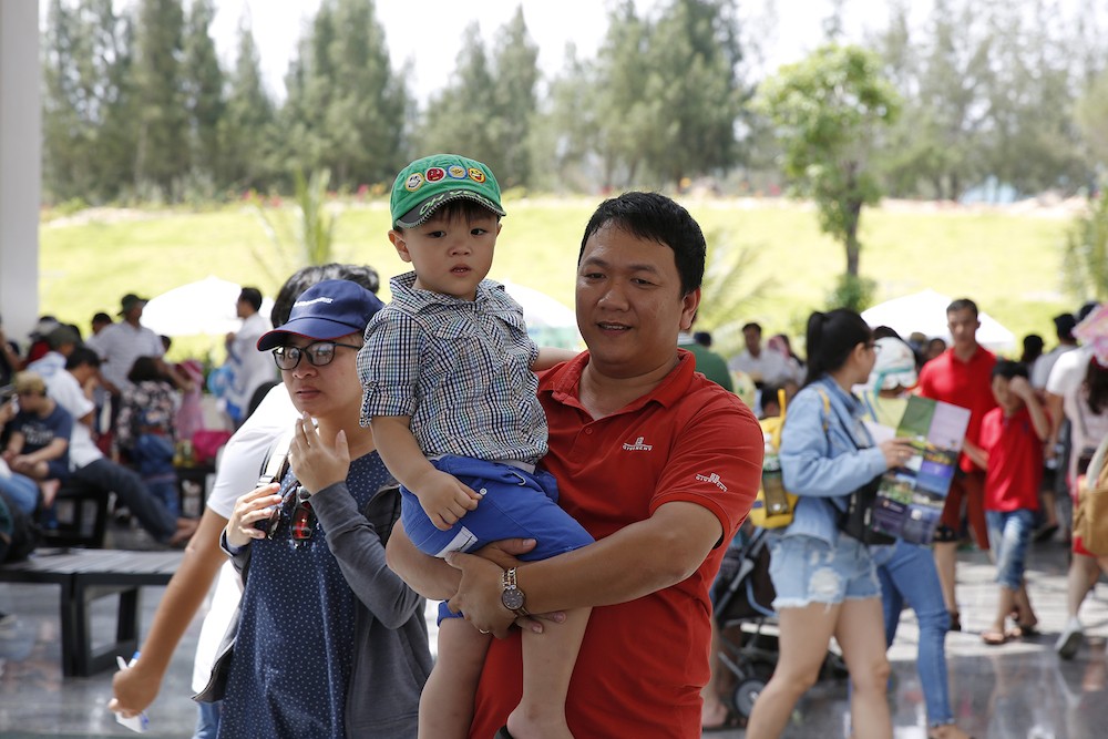 Tiêu dùng & Dư luận - Khách du lịch chen nhau mua vé vào FLC Zoo Safari dịp 30/4 (Hình 7).