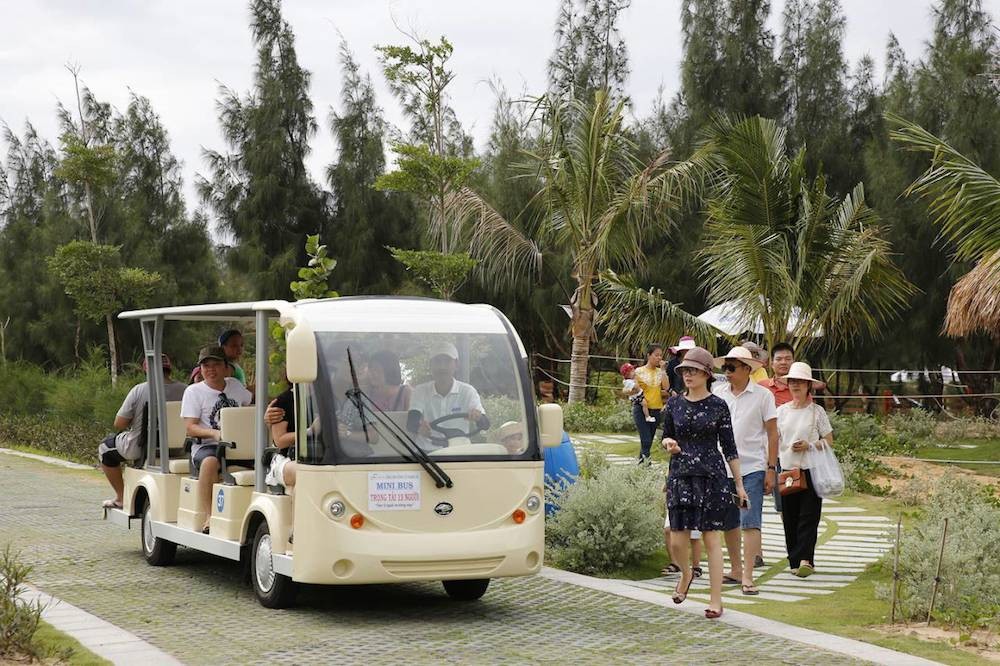 Tiêu dùng & Dư luận - Khách du lịch chen nhau mua vé vào FLC Zoo Safari dịp 30/4 (Hình 8).