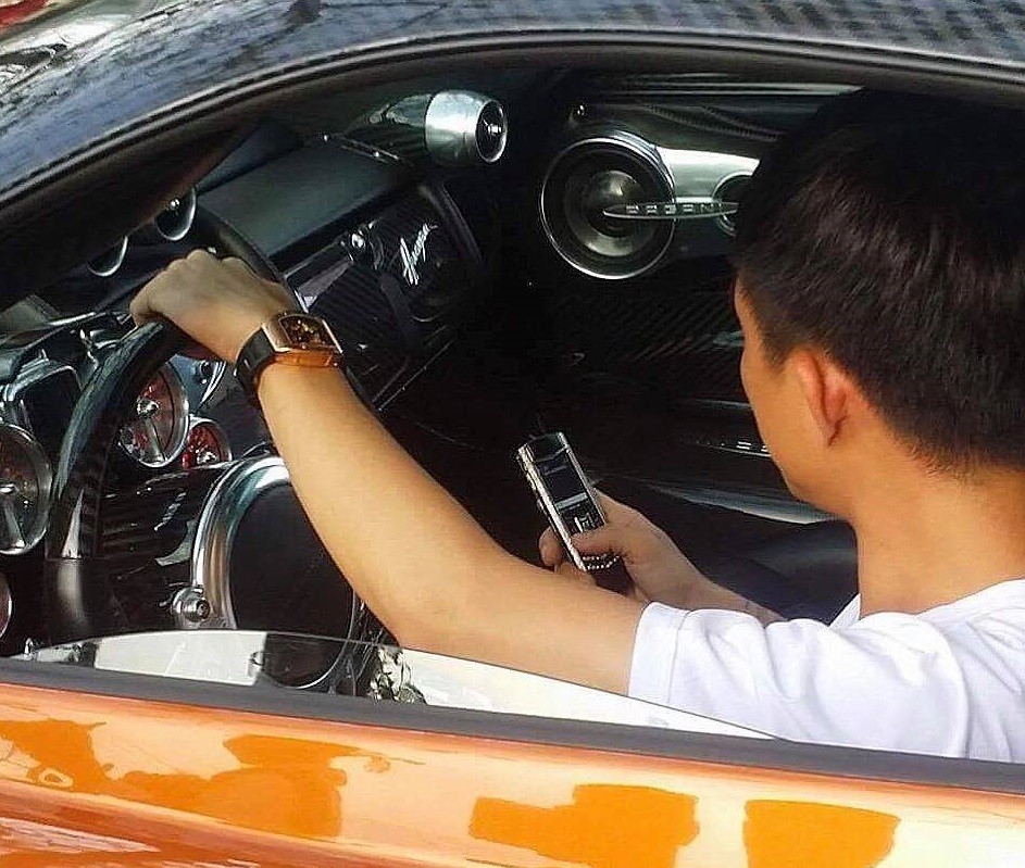 Dậy sóng mạng - Minh 'Nhựa' khoe clip cầm lái Pagani Huayra 78 tỷ chạy quanh công ty