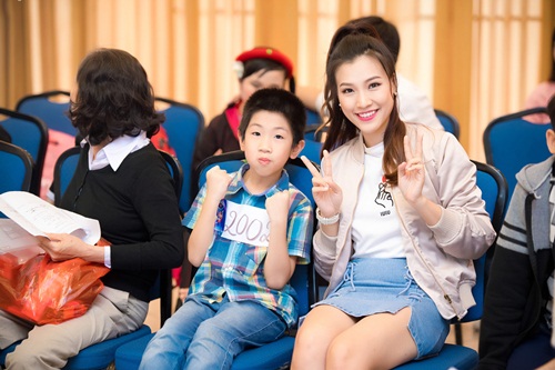 Ngôi sao - Thí sinh Vietnam Idols Kids quấn quýt bên 'nữ MC triệu view' (Hình 4).