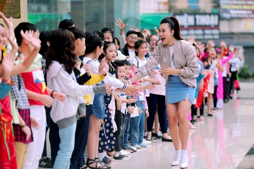 Ngôi sao - Thí sinh Vietnam Idols Kids quấn quýt bên 'nữ MC triệu view' (Hình 2).