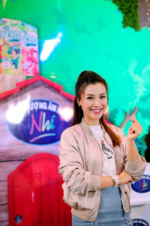 Ngôi sao - Thí sinh Vietnam Idols Kids quấn quýt bên 'nữ MC triệu view'