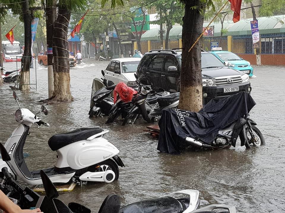 Tin nhanh - Hải Phòng ngập lụt lớn sau cơn mưa đầu mùa (Hình 2).