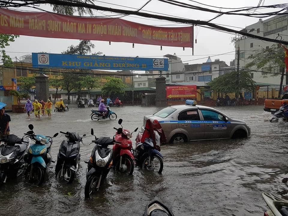 Tin nhanh - Hải Phòng ngập lụt lớn sau cơn mưa đầu mùa (Hình 3).