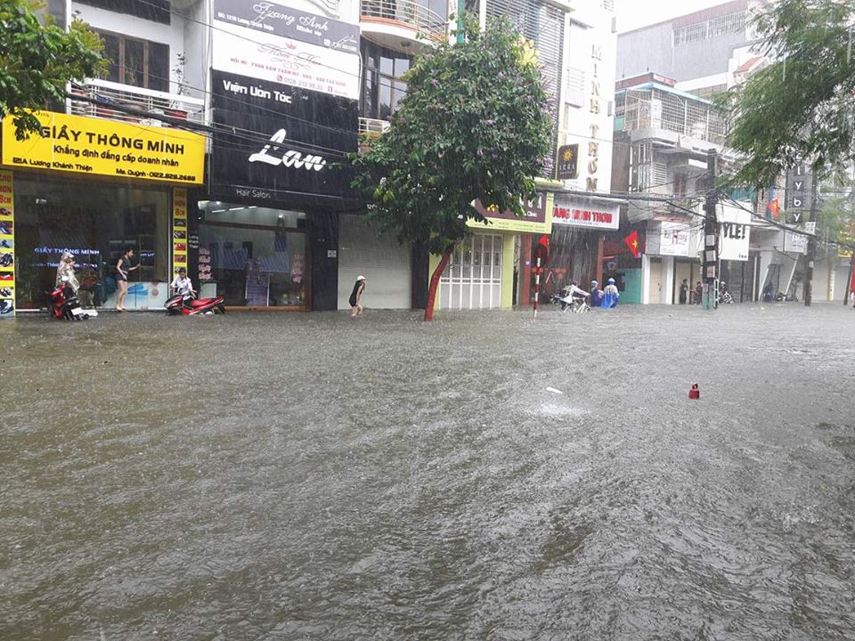 Tin nhanh - Hải Phòng ngập lụt lớn sau cơn mưa đầu mùa (Hình 4).