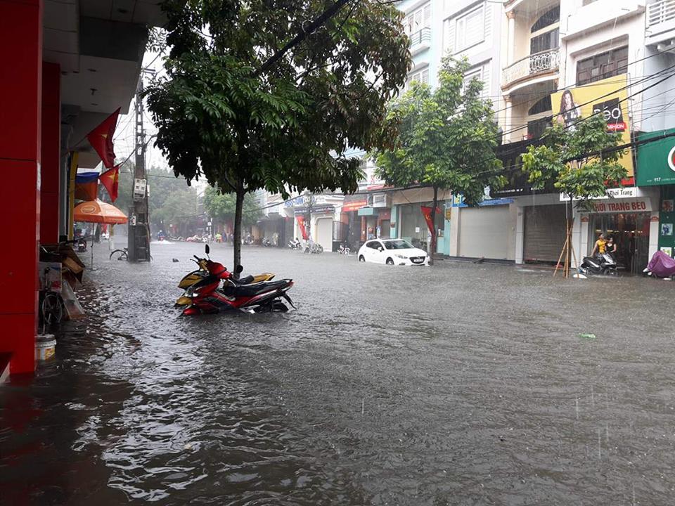 Tin nhanh - Hải Phòng ngập lụt lớn sau cơn mưa đầu mùa (Hình 5).