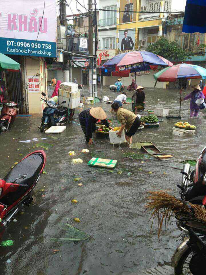 Tin nhanh - Hải Phòng ngập lụt lớn sau cơn mưa đầu mùa (Hình 8).