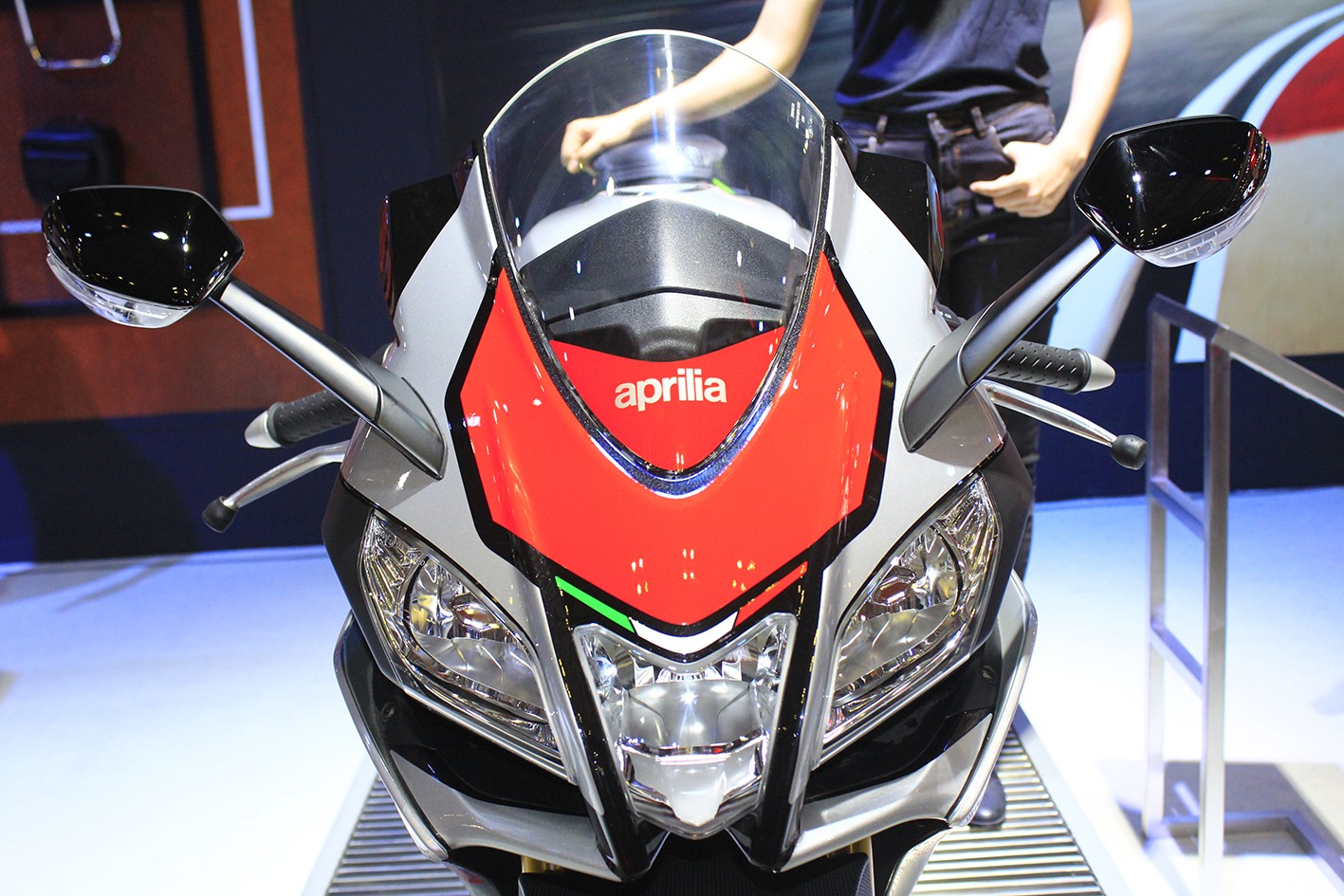 Xe máy - ‘Chiến mã’ Aprilia  RSV4 RF hàng hiếm xuất hiện tại Việt Nam (Hình 3).