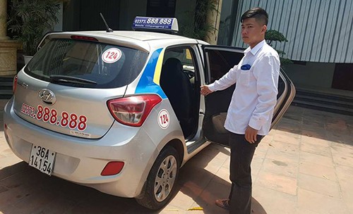 Cafe8 - Chiếc taxi mở bung cửa và sự vô tâm của những kẻ 'tay nhanh hơn não'