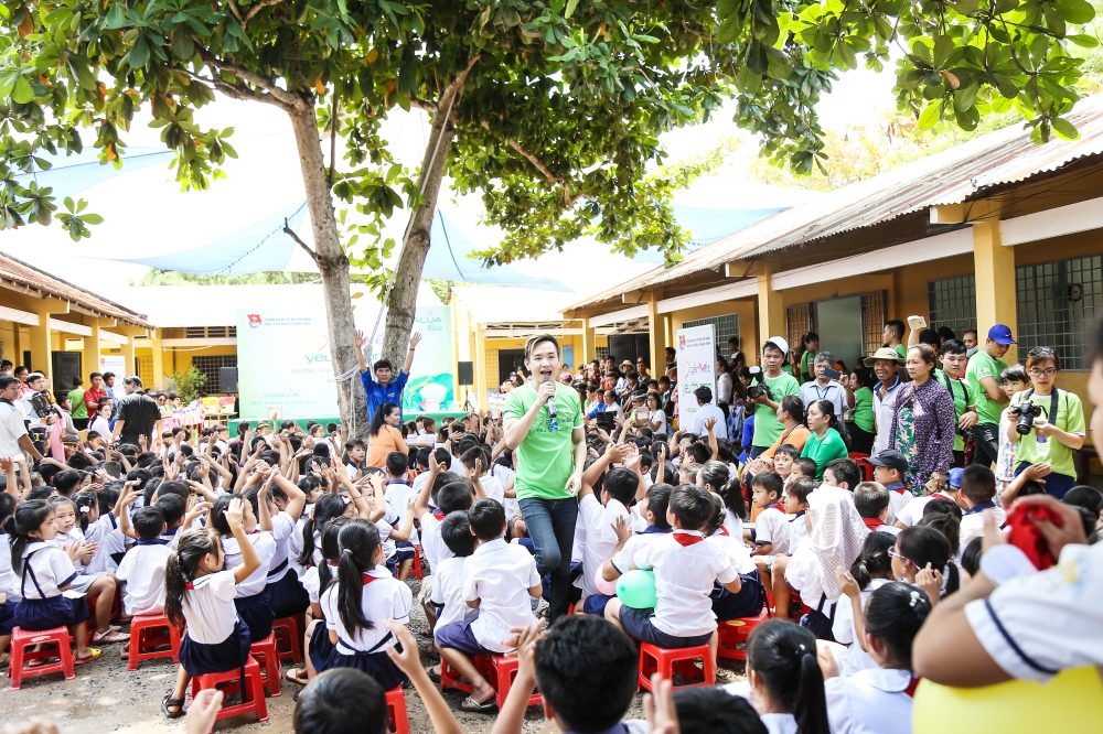 Ngôi sao - Việt Quang, Phương Thanh mang yêu thương đến học sinh nghèo vùng xa (Hình 2).