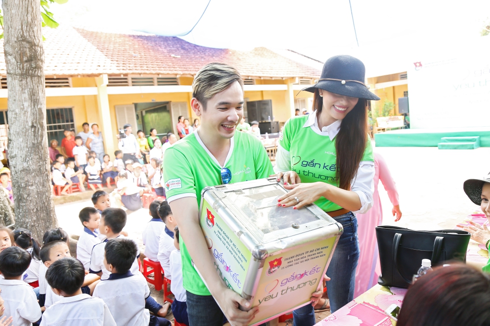 Ngôi sao - Việt Quang, Phương Thanh mang yêu thương đến học sinh nghèo vùng xa (Hình 4).