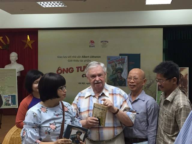 Sự kiện - Nhà văn người Nga Albert Likhanov bất ngờ xuất hiện tại Hà Nội (Hình 3).