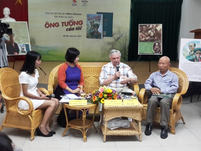 Sự kiện - Nhà văn người Nga Albert Likhanov bất ngờ xuất hiện tại Hà Nội (Hình 2).
