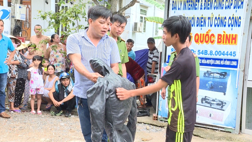 An ninh - H&igrave;nh sự - Thực nghiệm hiện trường vụ đ&aacute;nh chết người v&igrave; gi&agrave;nh bạn g&aacute;i  (H&igrave;nh 2).