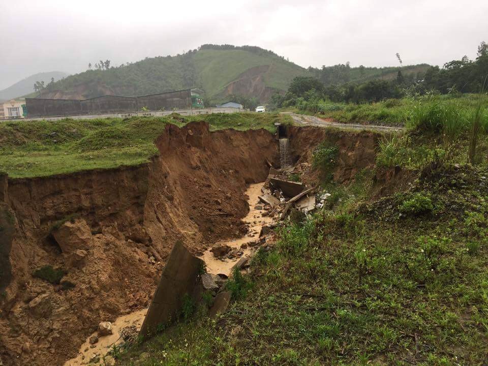 X&atilde; hội - Tập trung t&igrave;m kiếm người d&acirc;n bị cuốn tr&ocirc;i trong mưa lớn tại H&agrave; Tĩnh (H&igrave;nh 4).