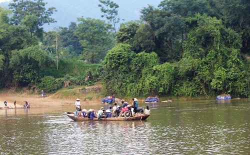 Xã hội -   ‘Xe tăng lội nước’ bơi qua sông giúp người dân kéo lúa mùa gặt