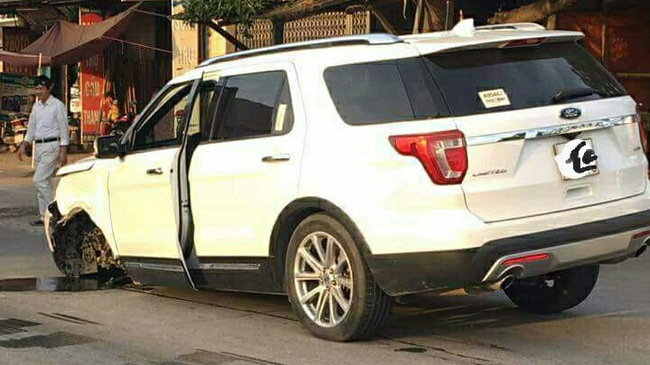 Thị trường - Chiếc Ford Explorer đầu tiên tại Việt Nam gặp nạn