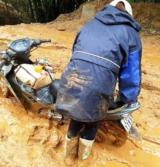 Dậy sóng mạng - Hình ảnh cô giáo trẻ ngã sõng soài trên bùn khiến dân mạng dậy sóng (Hình 4).