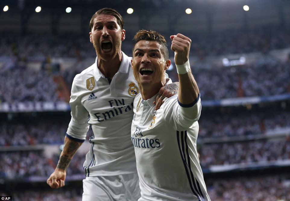 B&oacute;ng đ&aacute; Quốc tế - Ronaldo bắt kịp Messi, Real đặt một ch&acirc;n tới Cardiff