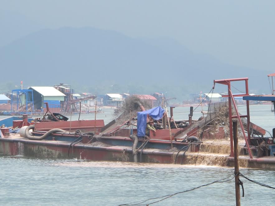 Điểm nóng - Khai thác cát Hòa Bình: 'Quả bóng' trách nhiệm được đá về... xã?