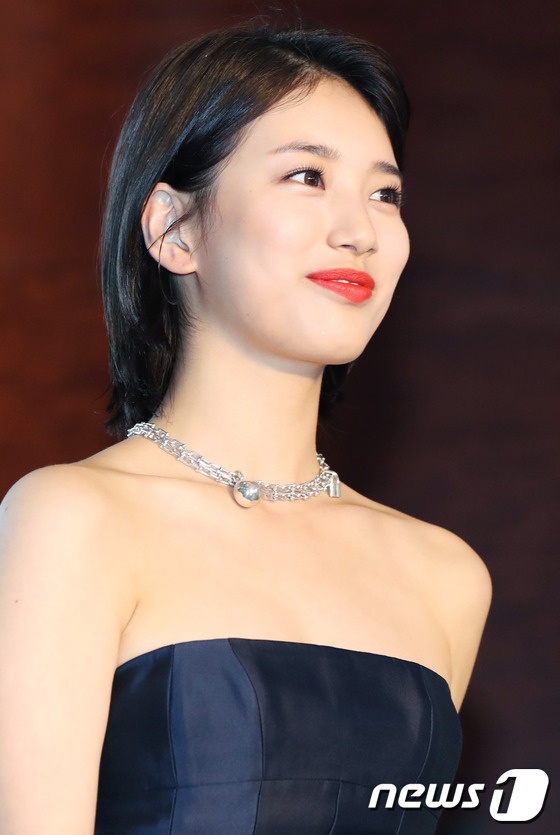 Sự kiện - Thảm đỏ Baeksang 2017: Yoona quyến rũ, Suzy tóc ngắn vẫn gợi cảm (Hình 2).