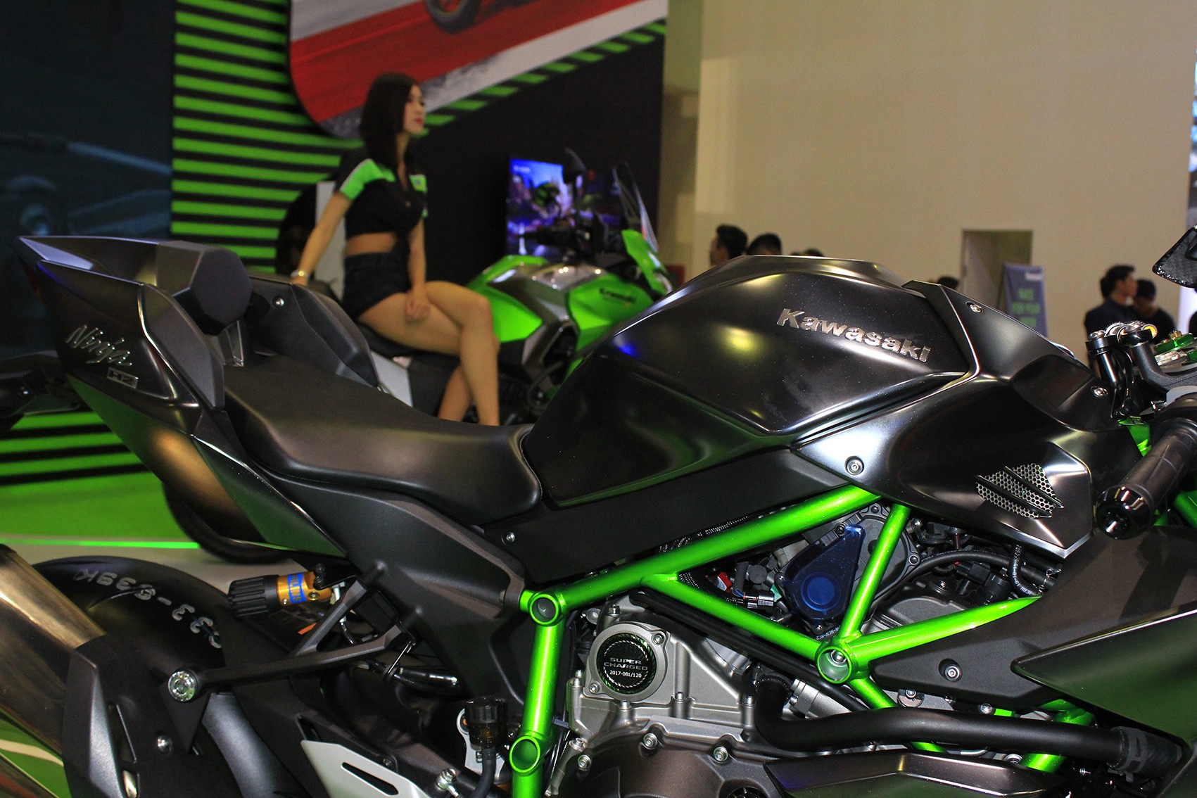 Xe máy - Soi chi tiết Kawasaki H2 Carbon Limited 'siêu hiếm' tại VMCS 2017 (Hình 11).