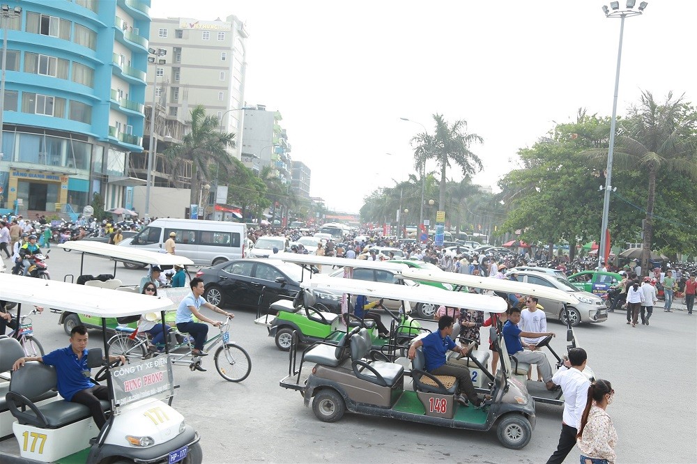 Đời sống - Chiêm ngưỡng 'biển người' nêm chặt biển Sầm Sơn dịp nghỉ lễ 30/4-1/5 (Hình 3).